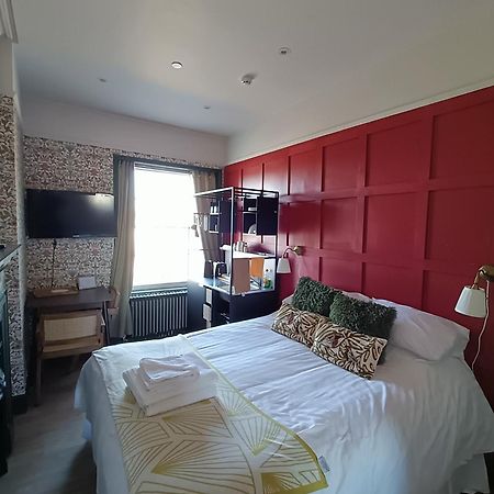 Rooms On The Prom Челтнем Екстер'єр фото
