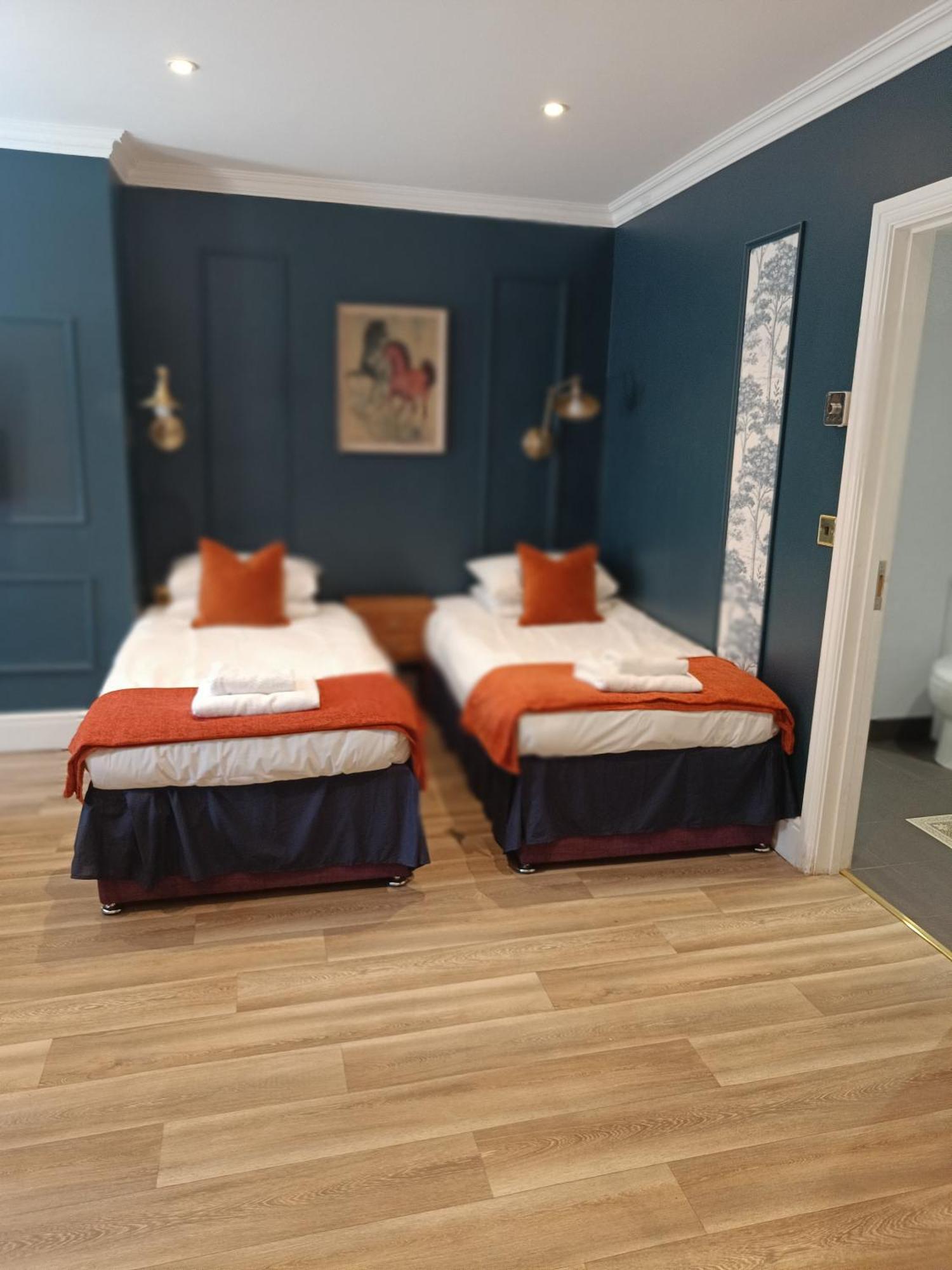 Rooms On The Prom Челтнем Екстер'єр фото