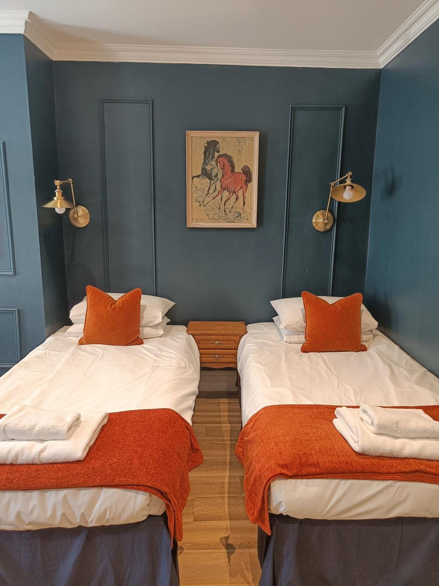 Rooms On The Prom Челтнем Екстер'єр фото