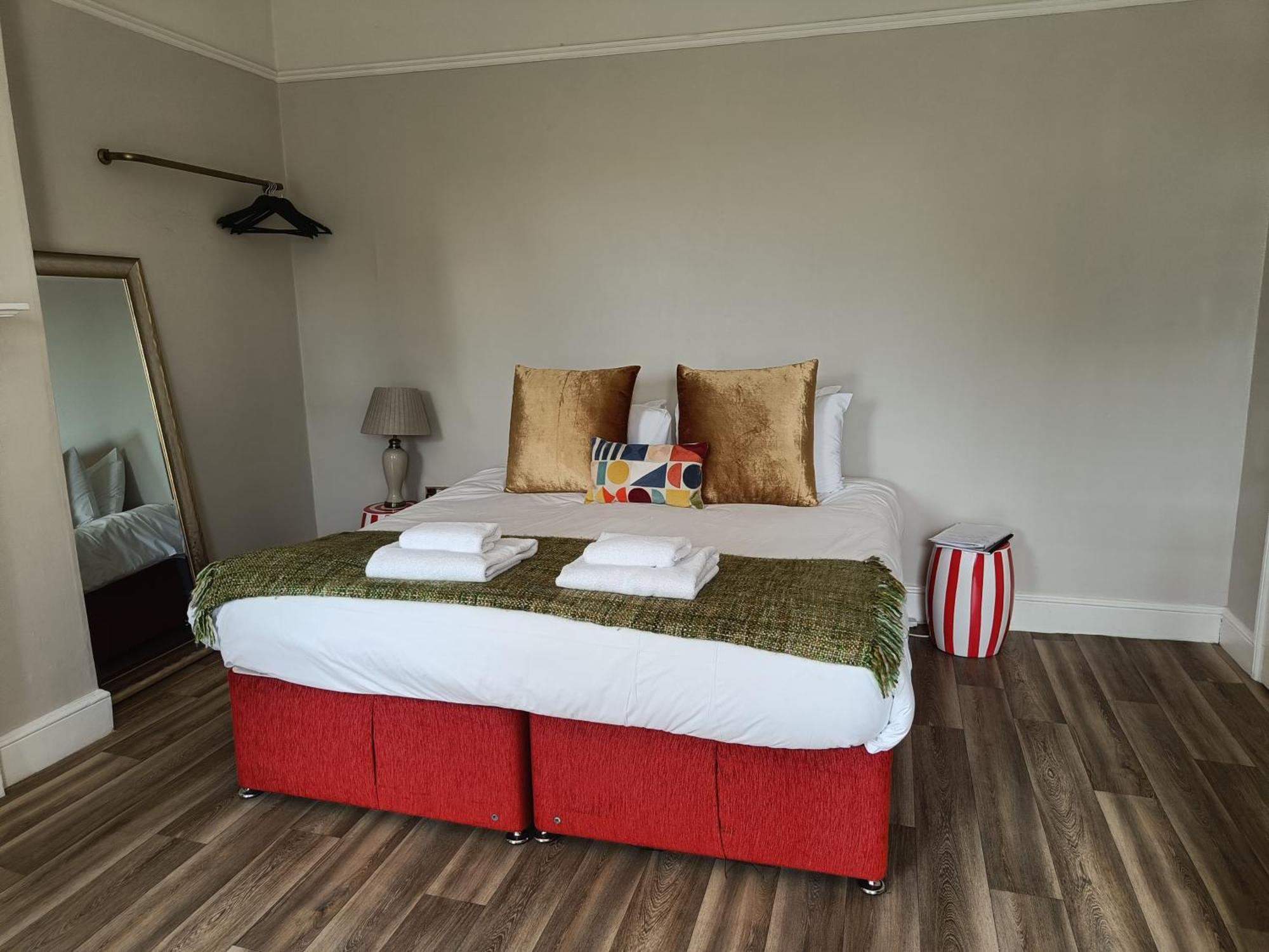 Rooms On The Prom Челтнем Екстер'єр фото
