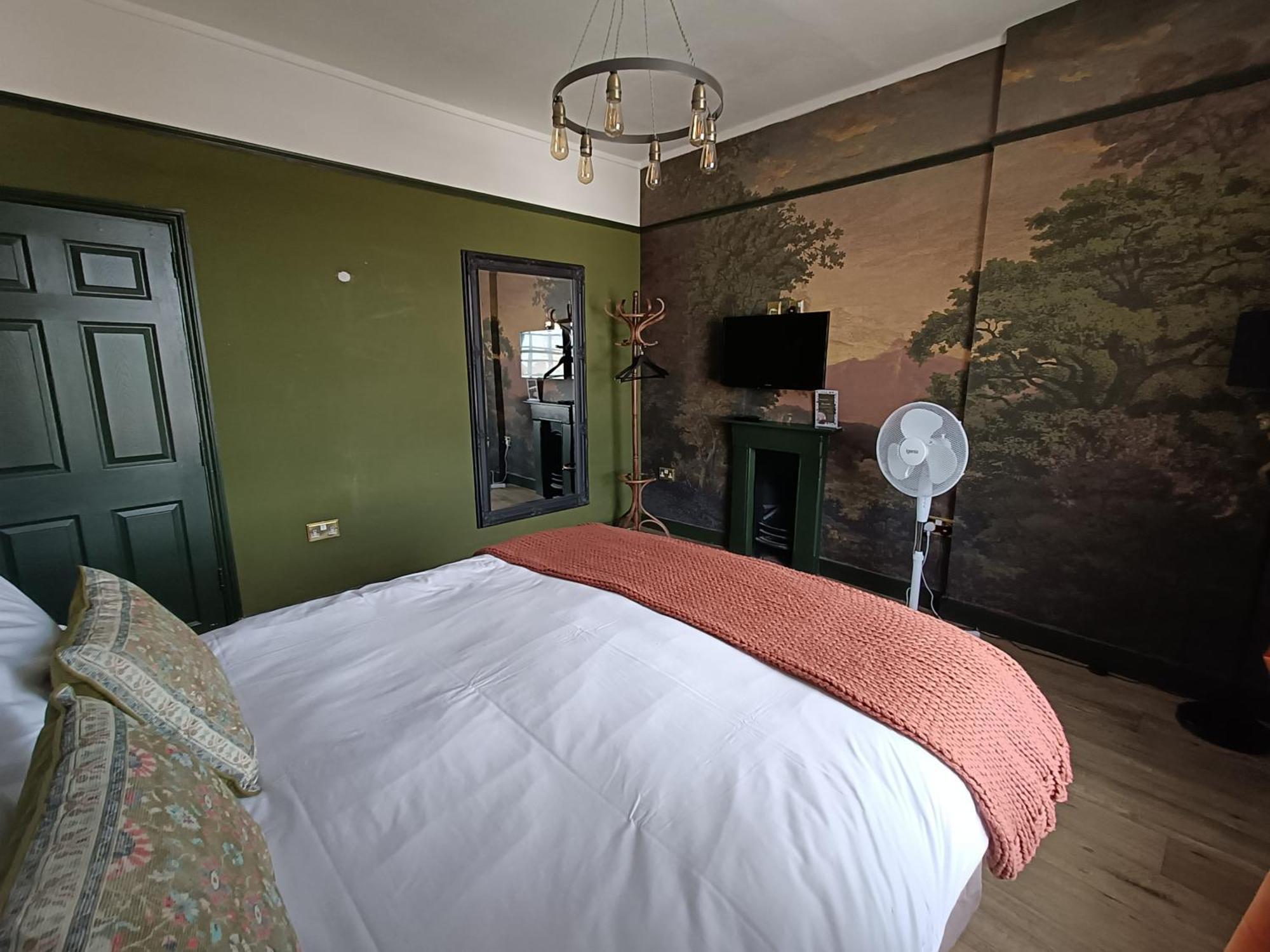 Rooms On The Prom Челтнем Екстер'єр фото