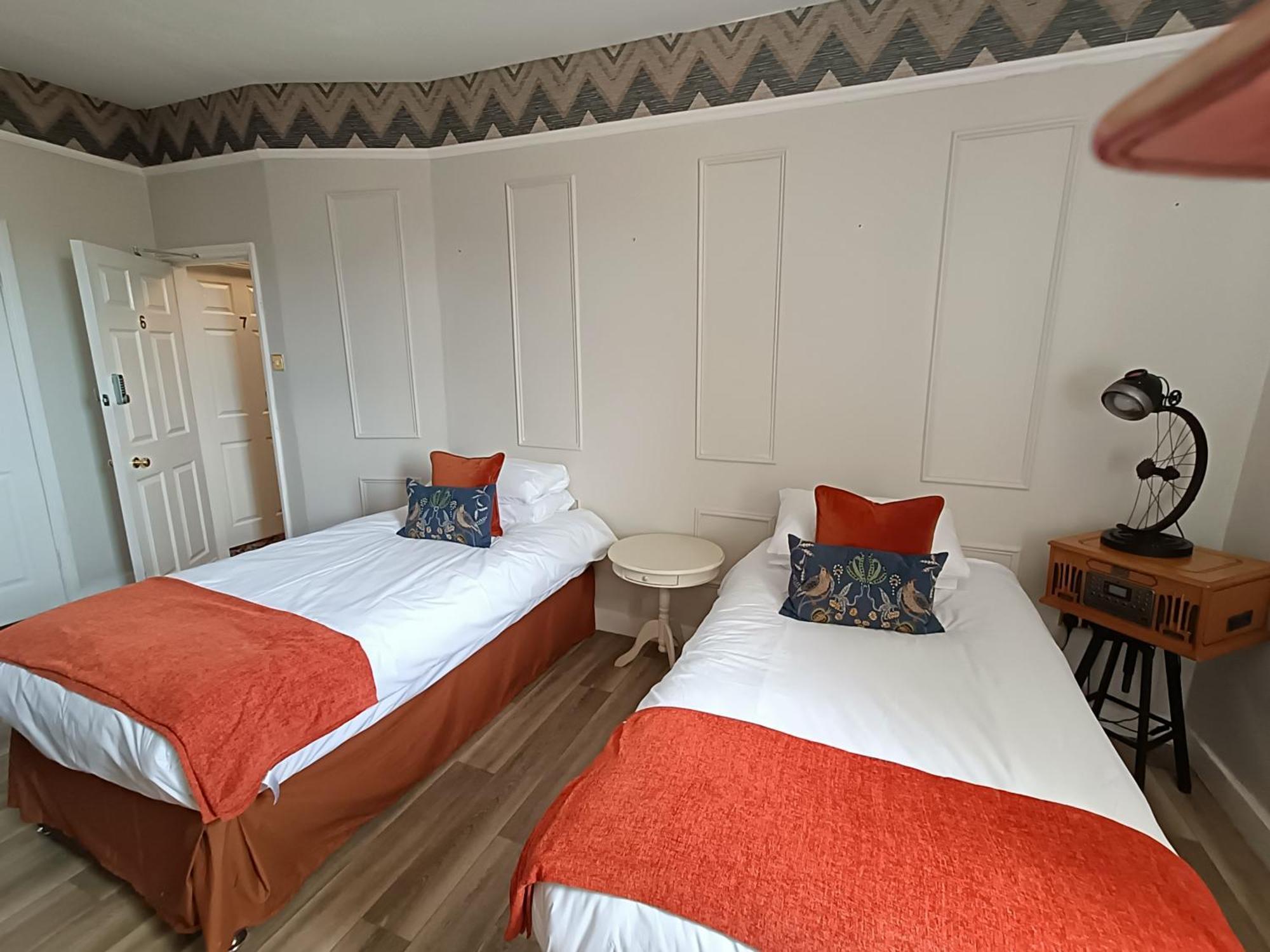 Rooms On The Prom Челтнем Екстер'єр фото