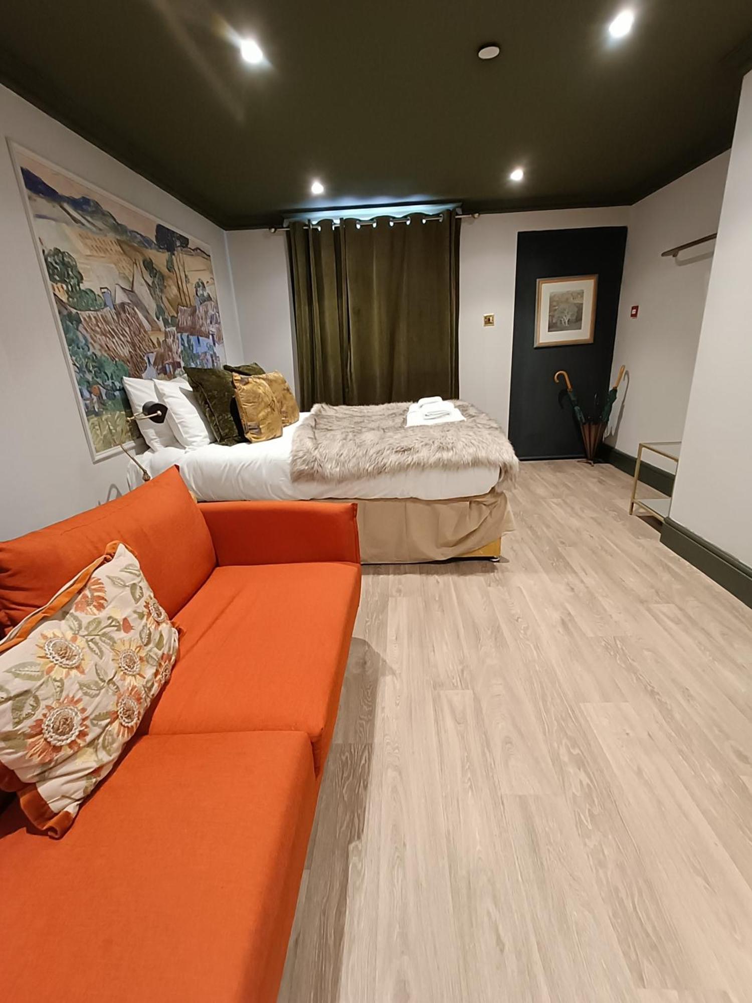 Rooms On The Prom Челтнем Екстер'єр фото