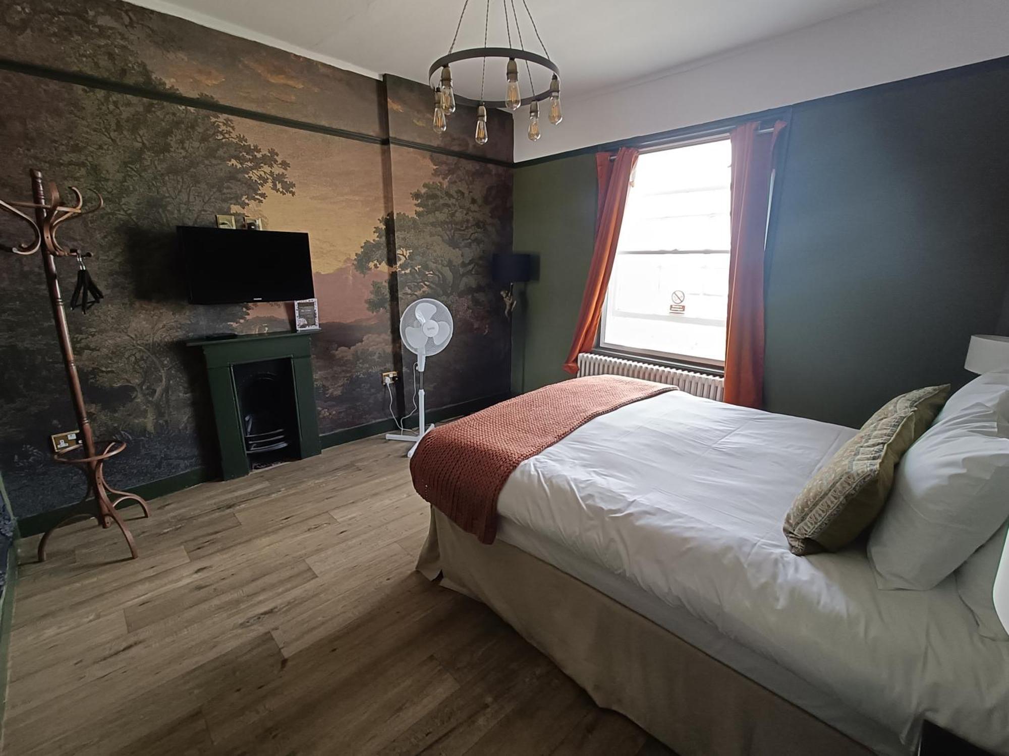 Rooms On The Prom Челтнем Екстер'єр фото