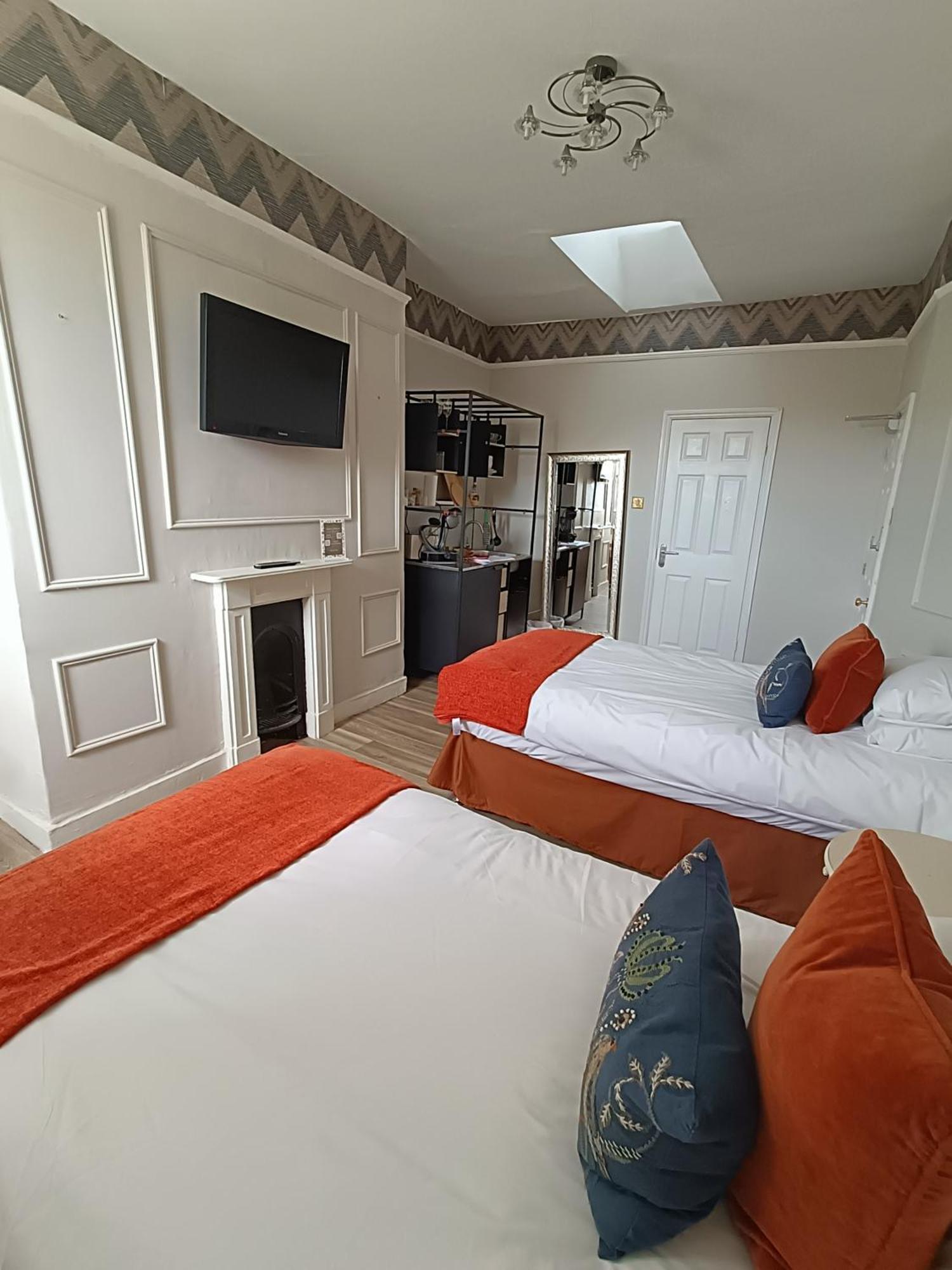 Rooms On The Prom Челтнем Екстер'єр фото