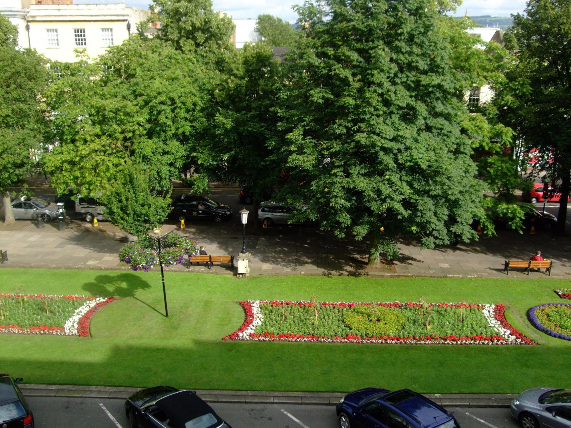 Rooms On The Prom Челтнем Екстер'єр фото