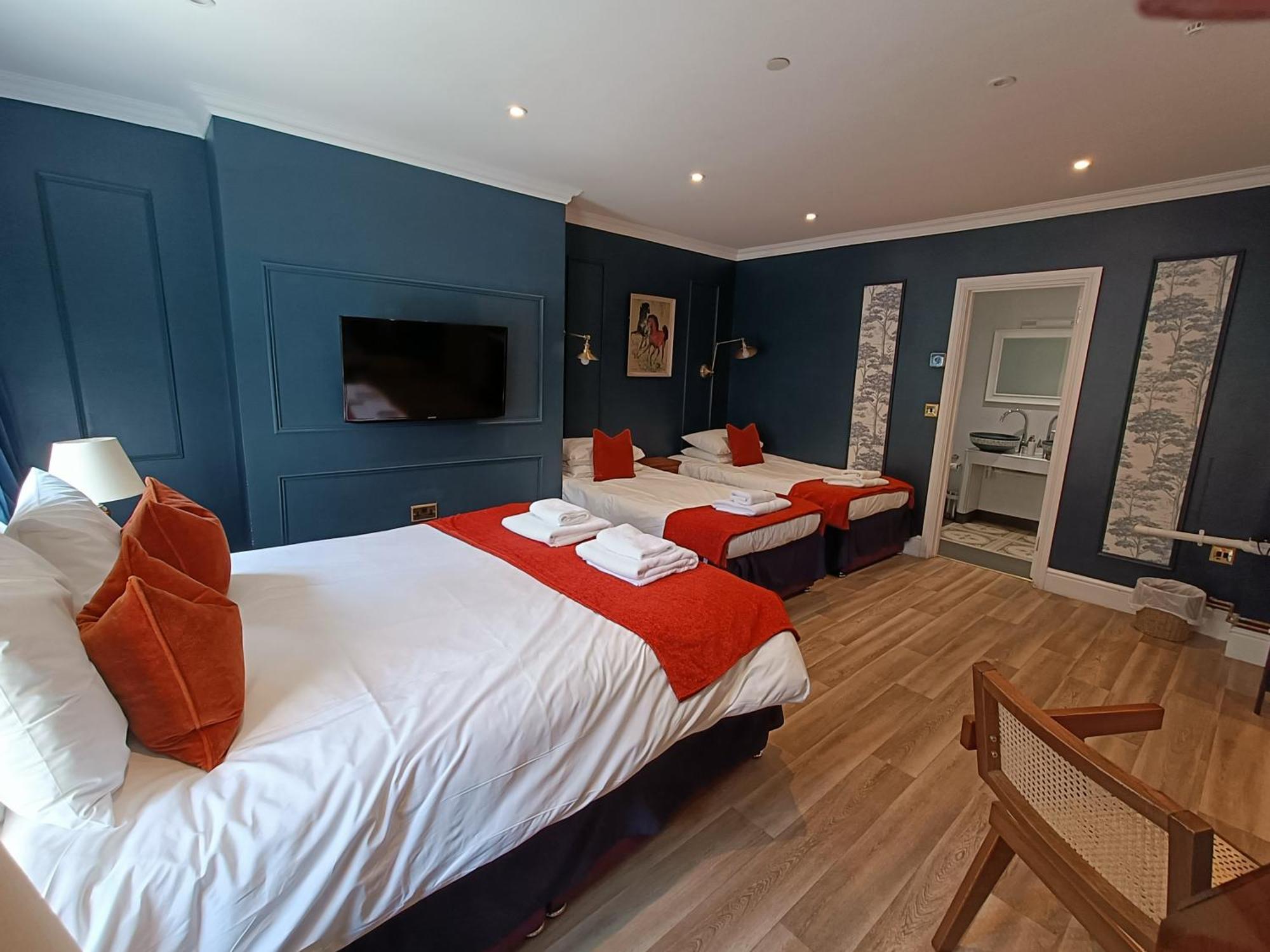 Rooms On The Prom Челтнем Екстер'єр фото