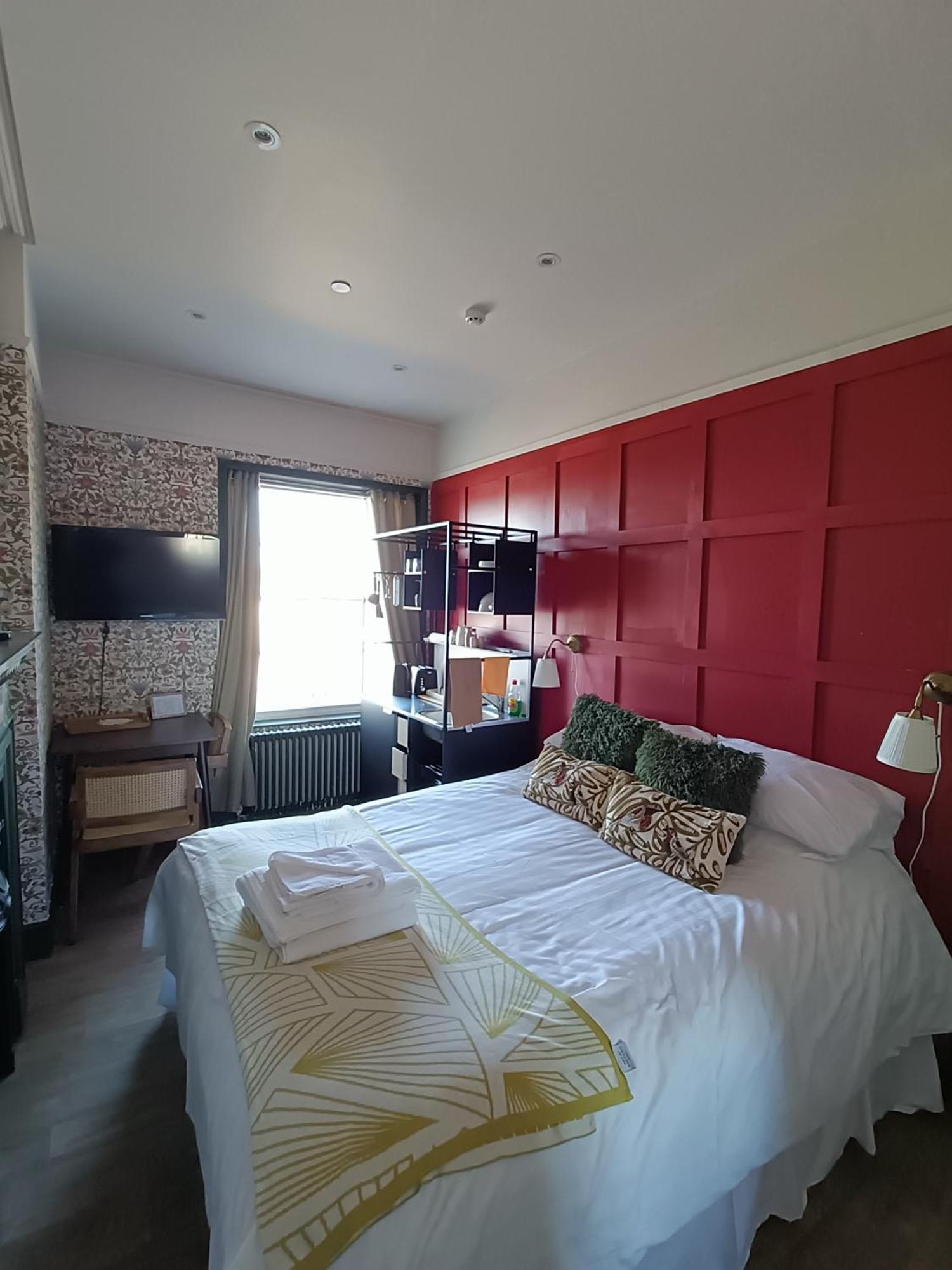 Rooms On The Prom Челтнем Екстер'єр фото