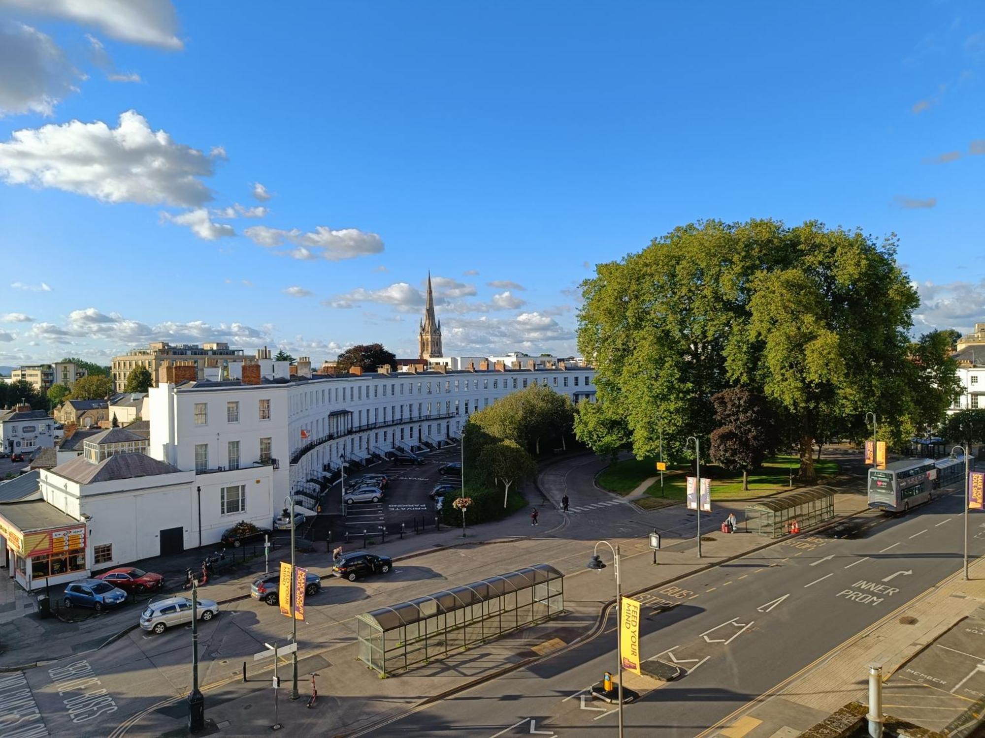 Rooms On The Prom Челтнем Номер фото