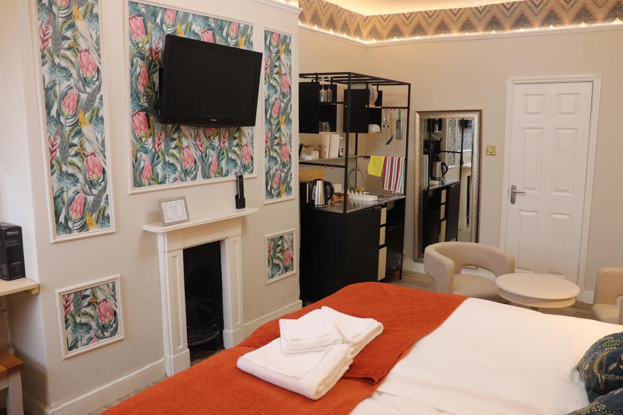 Rooms On The Prom Челтнем Екстер'єр фото
