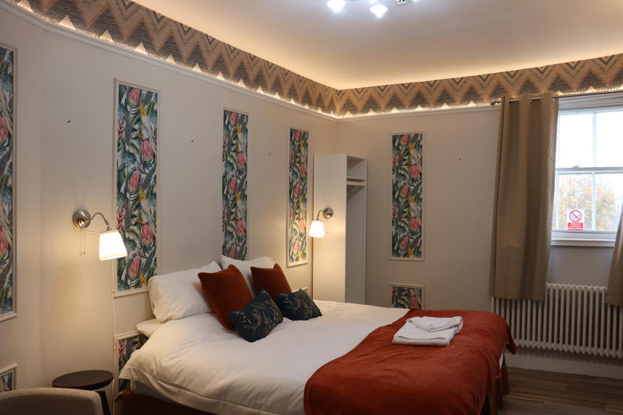 Rooms On The Prom Челтнем Екстер'єр фото