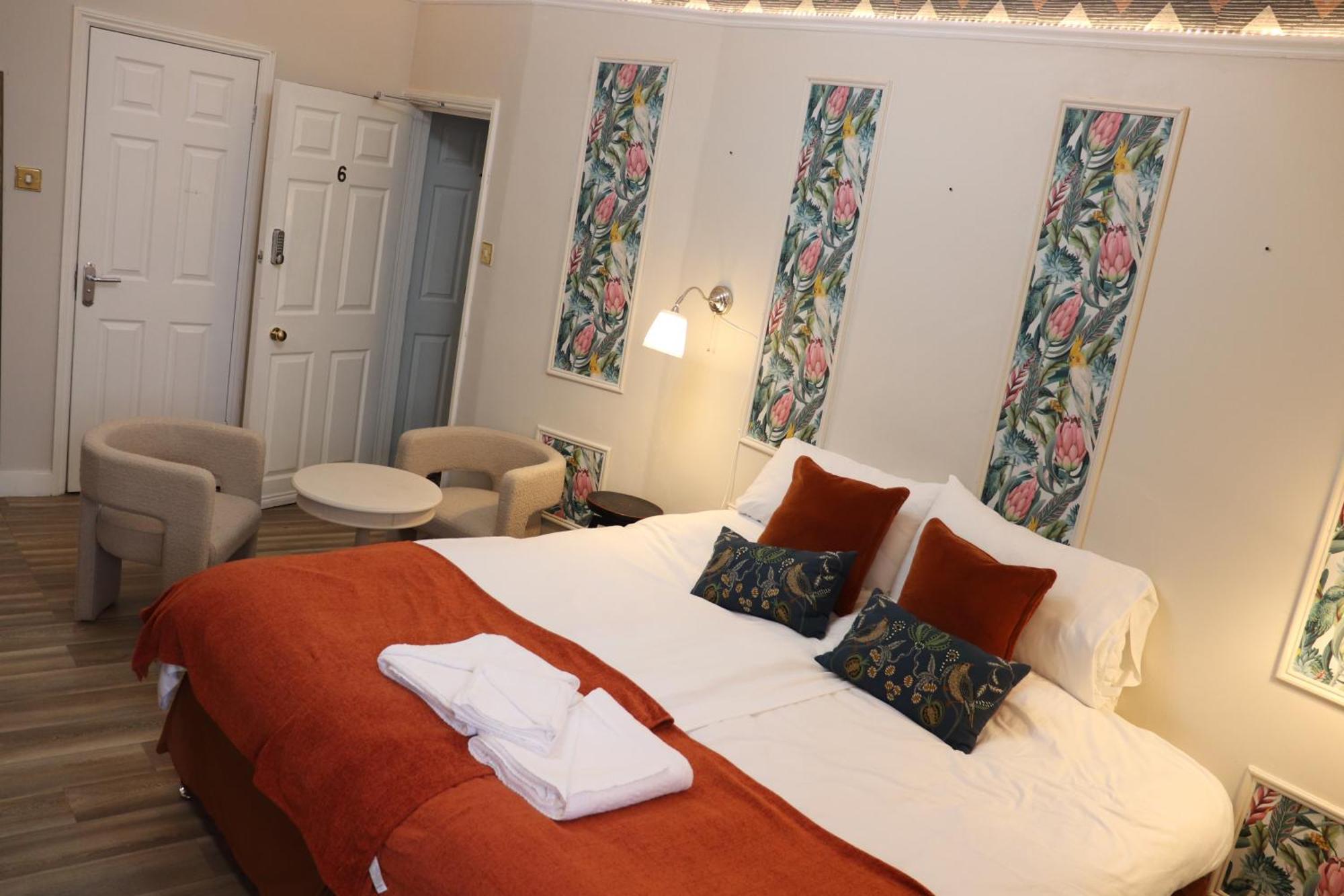 Rooms On The Prom Челтнем Екстер'єр фото