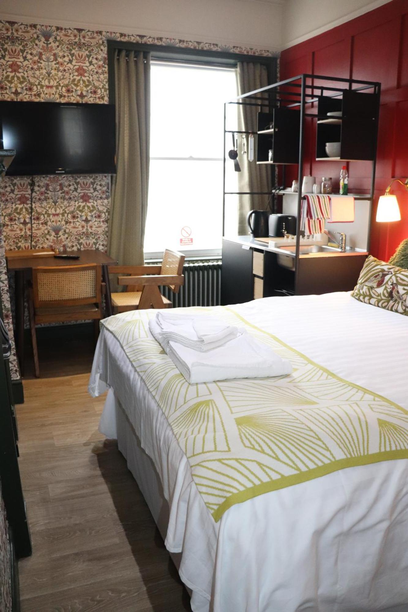 Rooms On The Prom Челтнем Екстер'єр фото