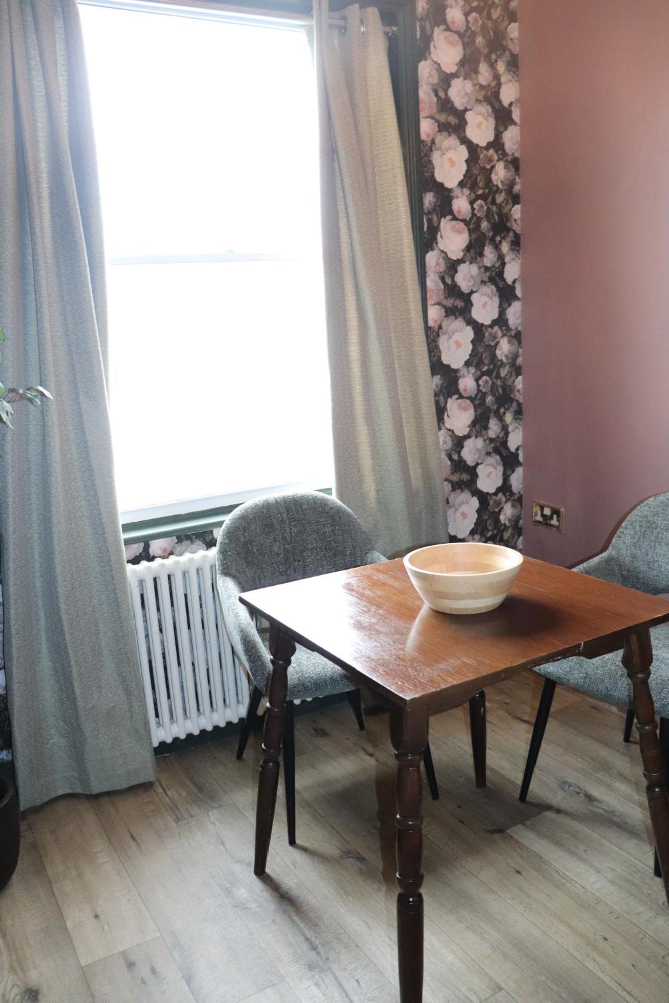 Rooms On The Prom Челтнем Екстер'єр фото