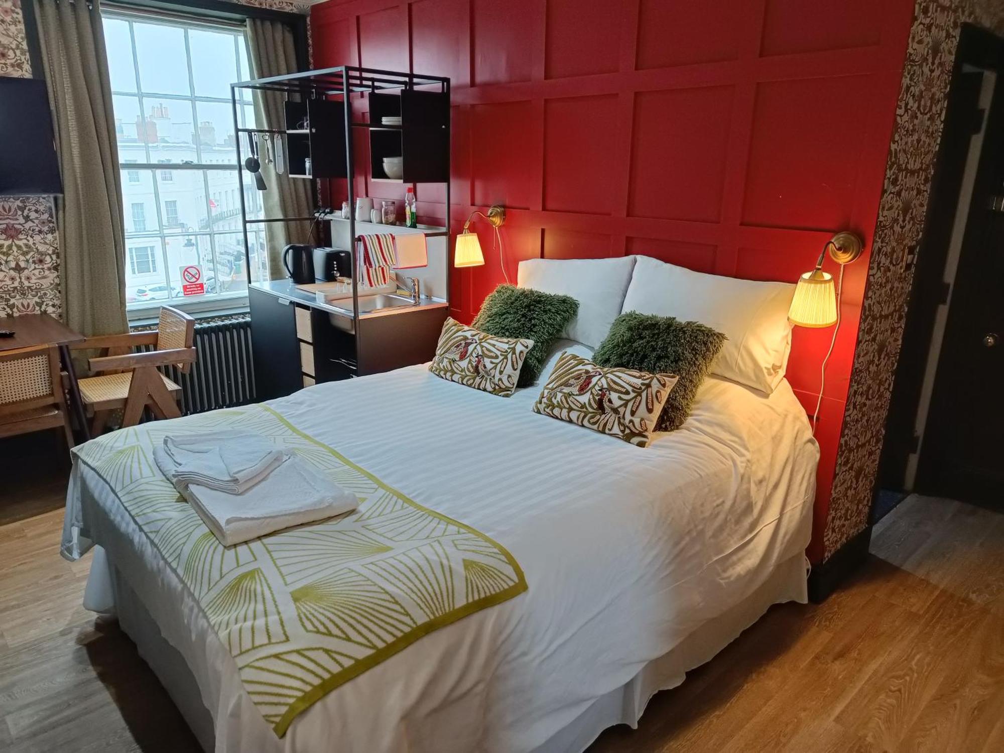 Rooms On The Prom Челтнем Екстер'єр фото