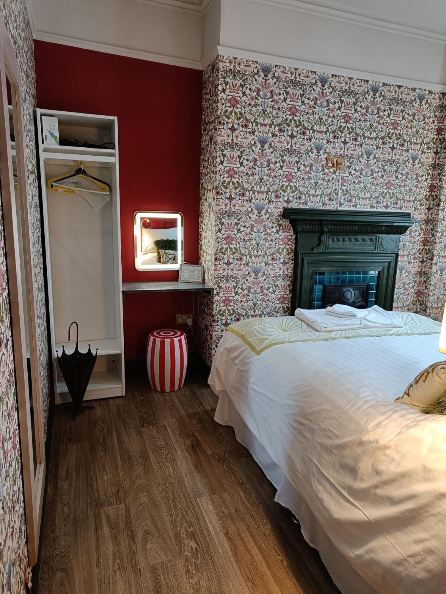 Rooms On The Prom Челтнем Екстер'єр фото